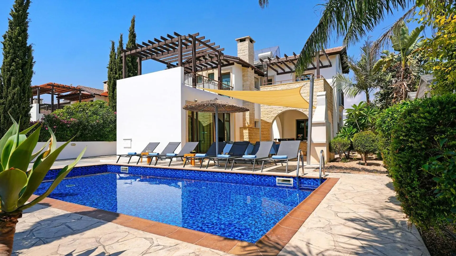 Villa Evia - Walking To Med Sea location